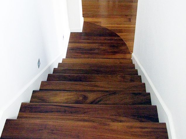 טכנוספירה מדרגות מעץ אירוקו מלא