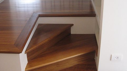 טכנוספירה מדרגות מעץ אירוקו מלא