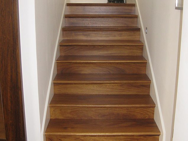 טכנוספירה מדרגות מעץ אירוקו מלא