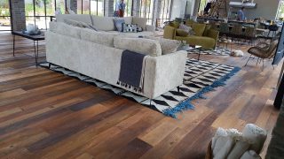 פרקט אלון מפירוק, קורות ברוחב משתנה, מוברש בגמר שמן.