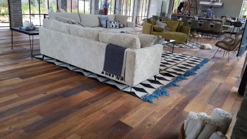 פרקט אלון מפירוק, קורות ברוחב משתנה, מוברש בגמר שמן.