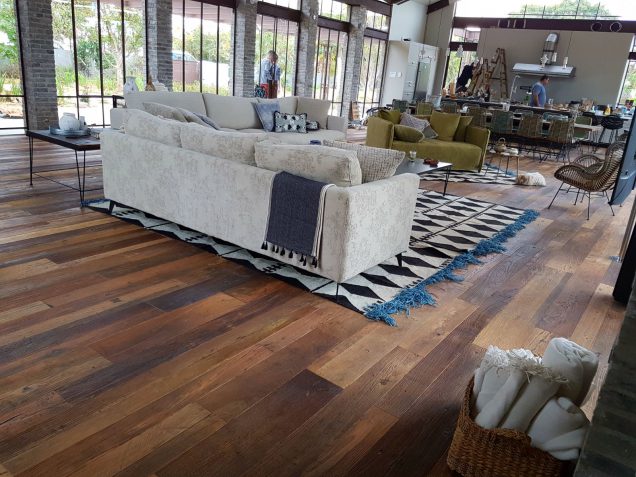 פרקט אלון מפירוק, קורות ברוחב משתנה, מוברש בגמר שמן.