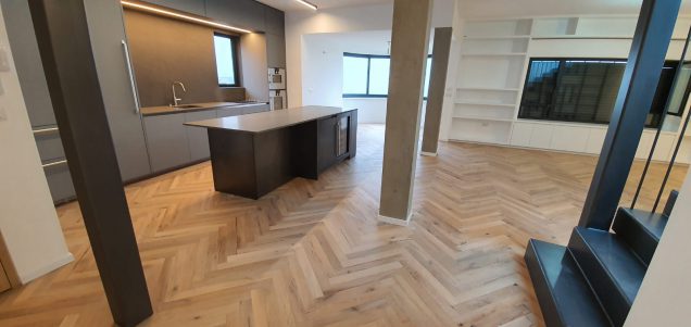 פרקט אלון מעושן מולבן בדוגמת פישבון בגמר לכה.