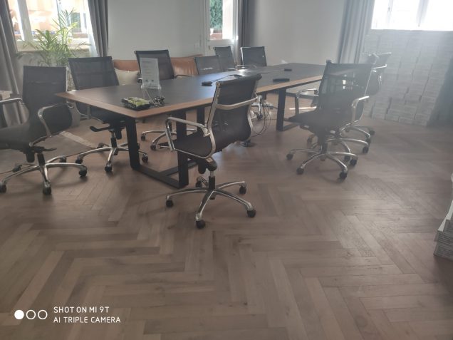 פרקט אלון מולבן בגמר לכה בדוגמת פישבון